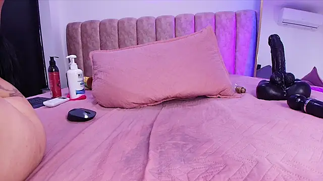 Auroraa_miller's cam snapshot