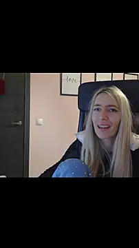 BarbieBlondieGirl's cam snapshot