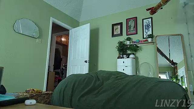 Linzy_19 live sex cam