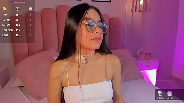 mara_swan_'s cam snapshot