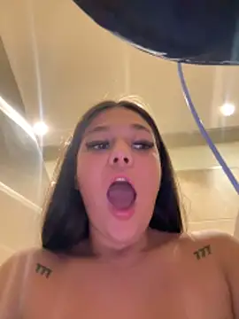 Alyshanon18's cam snapshot