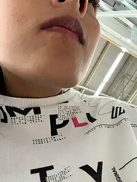 Cami_Leon2's cam snapshot