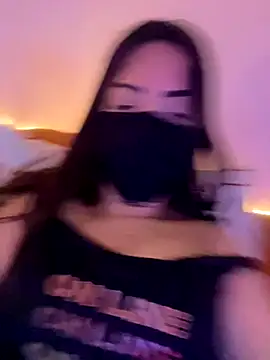 Lola-Bee's cam snapshot