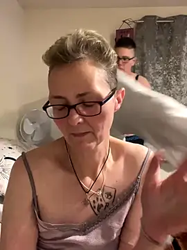 Curvy-Jinx live sex cam