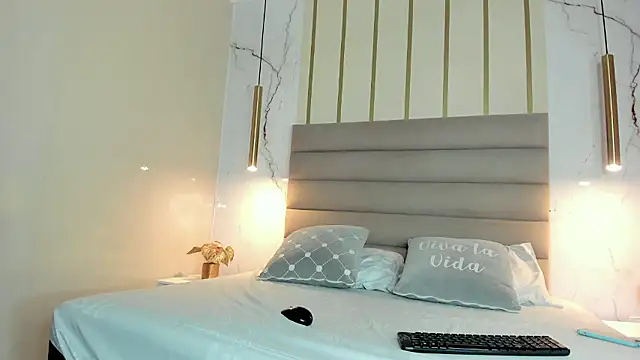 MelaniieRoux live sex cam