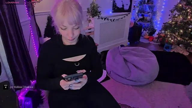 LunaWoolfie's cam snapshot