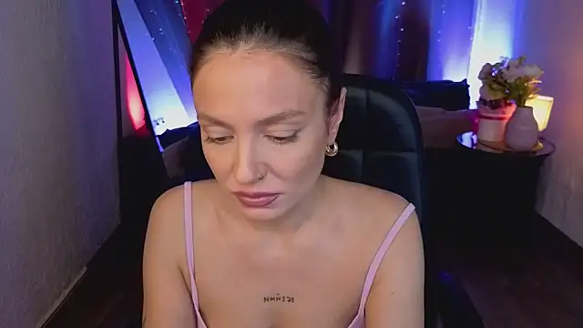 Naila_Whisper live sex cam