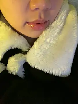 Uyennii02 live sex cam