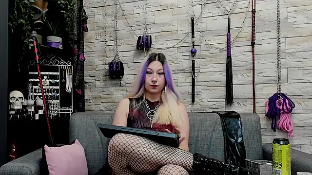 CruelMistress live sex cam