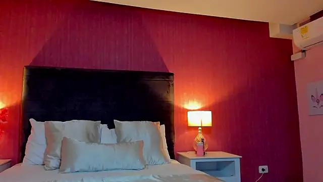 ArianaRosee_'s cam snapshot