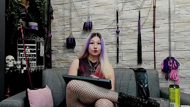 CruelMistress live sex cam