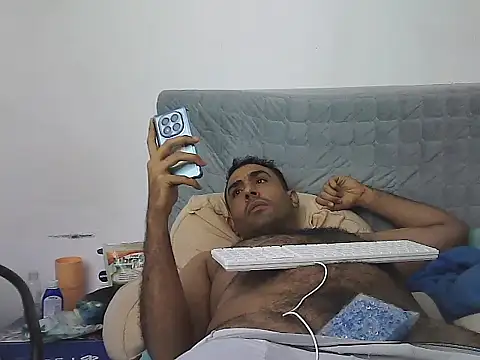 AlphaLatinoBear live sex cam