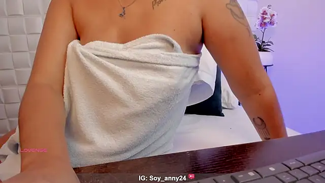 anny_rouse24's cam snapshot