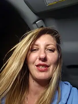 SheIsSomething live sex cam