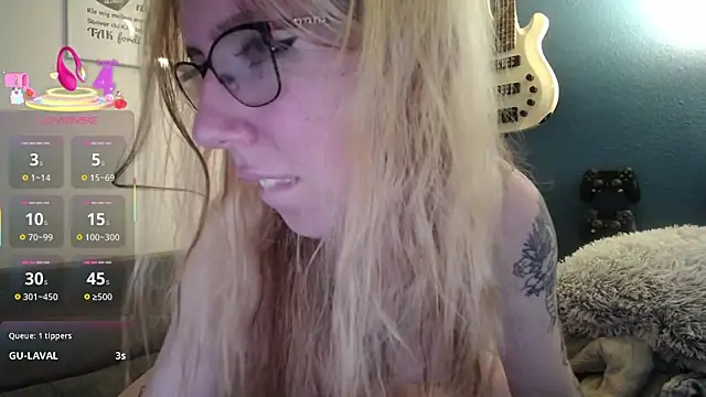 TattooedGirlDK live sex cam