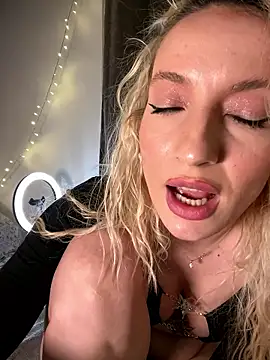 Ella_Charm's cam snapshot