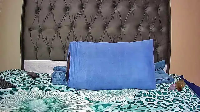 SavageHoney live sex cam