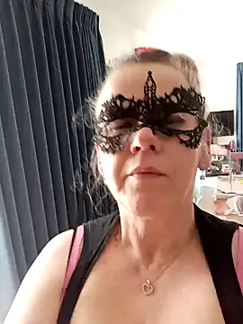 StrawberryBels live sex cam