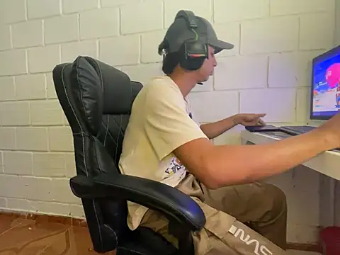 Max_TheHorseDick live sex cam