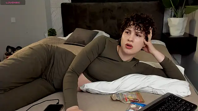 Adeline_Perle's cam snapshot