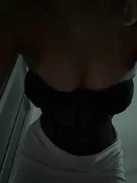 saliha_pinky_'s cam snapshot