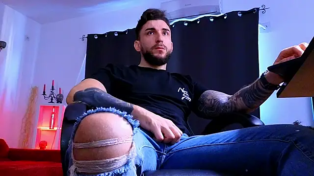 MightyAaron66 live sex cam