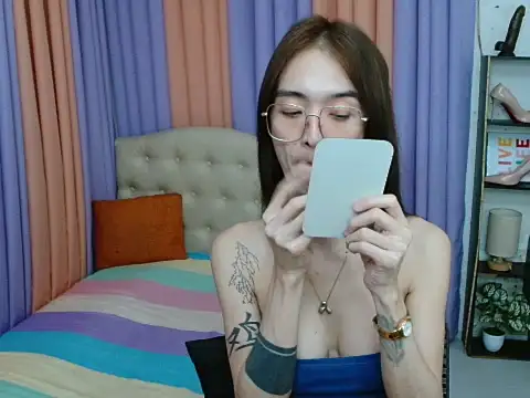 XxTsUncutAskaxX live sex cam