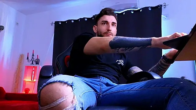 MightyAaron66 live sex cam