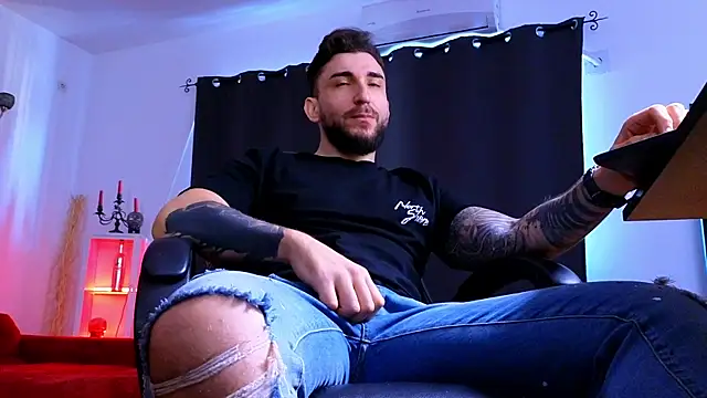 MightyAaron66 live sex cam