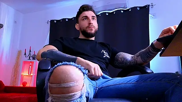 MightyAaron66 live sex cam