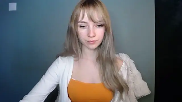 LuciaYoung live sex cam