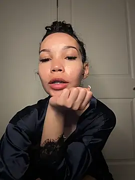 nikkiloveee live sex cam