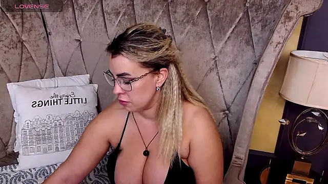 BustyGizelle live sex cam