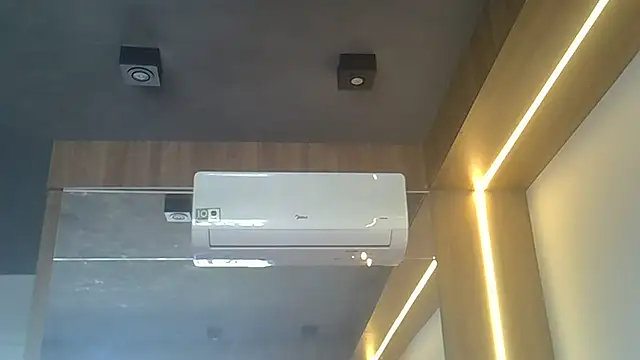 SkinnyKitten live sex cam