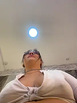 Hannahpradaa_ live sex cam