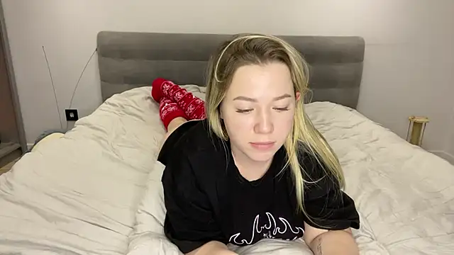 Embersweetbunny's cam snapshot