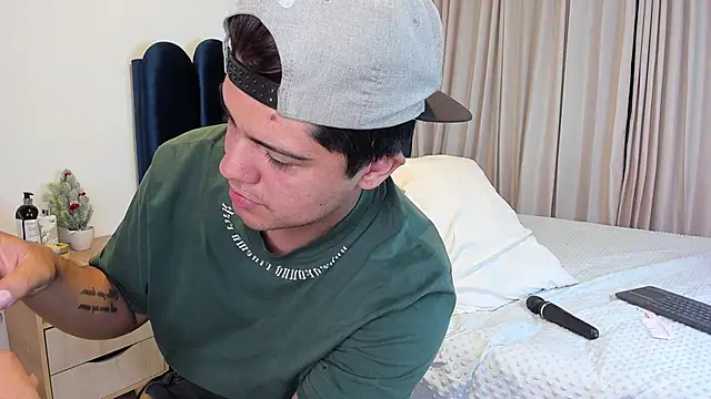 lucy_Bensonn's cam snapshot