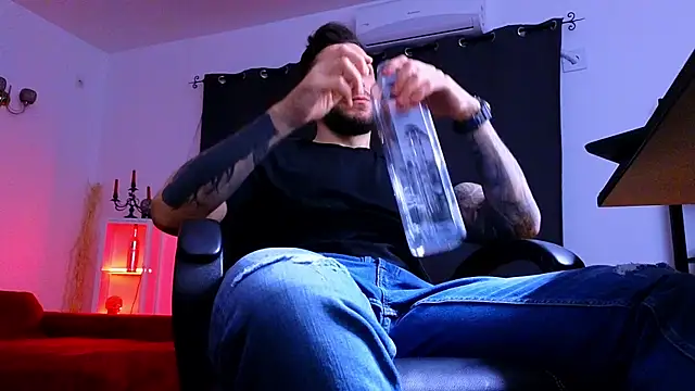 MightyAaron66 live sex cam