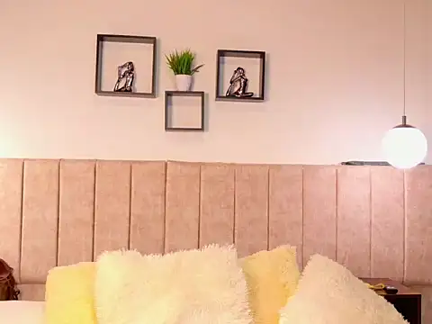 katiamoree's cam snapshot