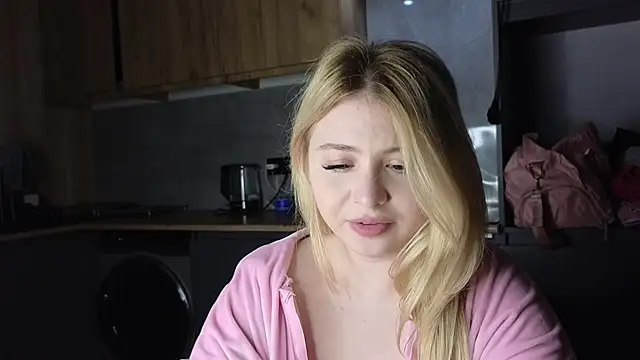 shy_blondiee live sex cam