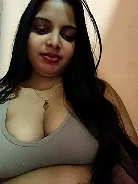 Maahhii_2 live sex cam