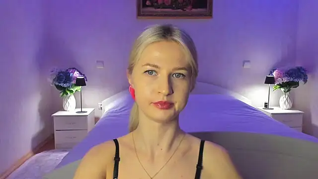 Julie_Blaze's cam snapshot