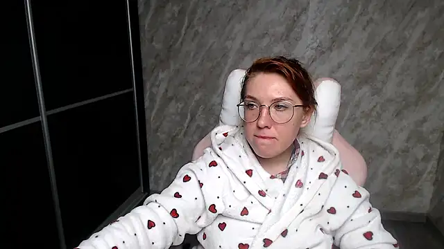 Reginasmilee live sex cam