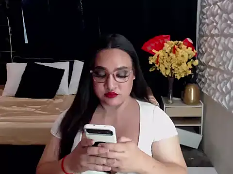 Hotcum_ella live sex cam