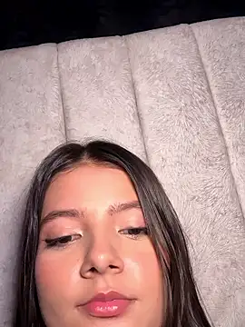 EmmiiGlow live sex cam