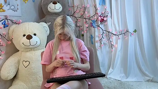 ViollaBloom's cam snapshot