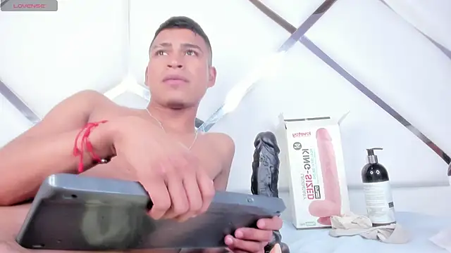 Emiliano_Reyes live sex cam