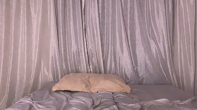 Miiafoxxx live sex cam