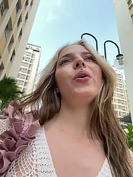 LoraaDoll live sex cam