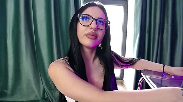 RavenFoxxy live sex cam